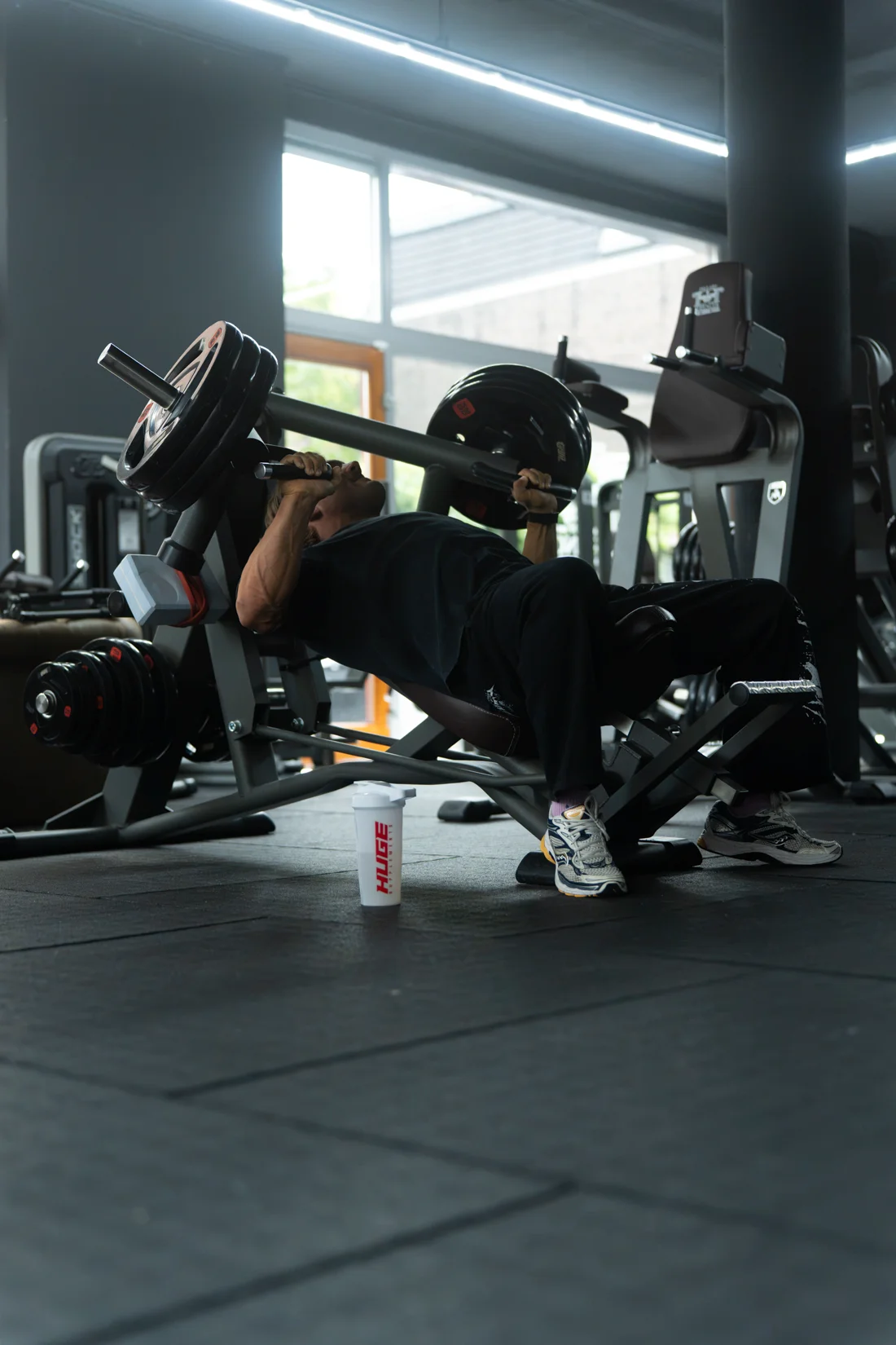 Sporter tijdens een oefening op een fitnessapparaat
